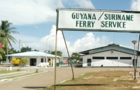 Le Guyana collabore avec le Suriname pour rétablir le service de ferry suspendu.
