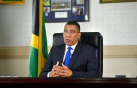 Holness : Nous ne devons pas mépriser les enfants qui apprennent près de la nature