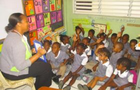 Démissions d&rsquo;enseignants en Jamaïque en baisse : moins de 300 quittent le système éducatif