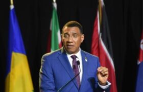 Presque un an après l’ouragan Melissa, Holness affirme que la reconstruction avance trop lentement