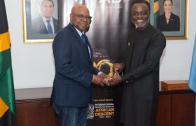Le ministre jamaïcain du Tourisme Edmund Bartlett reçoit le prix MIPAD d’excellence à vie